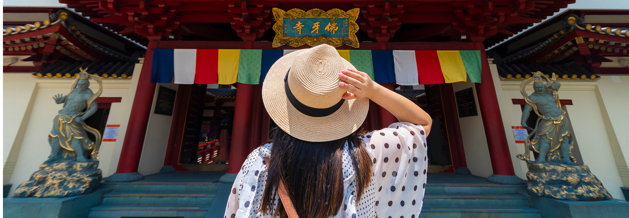 At the entrance of the Buddha Relic Temple