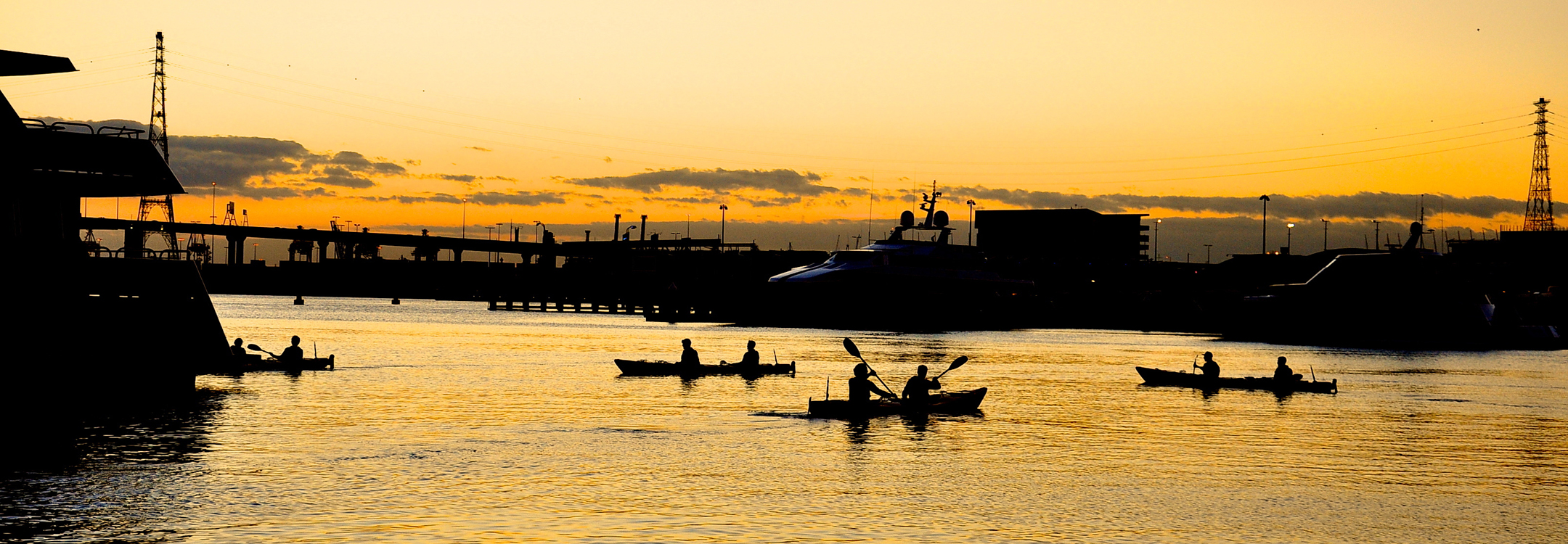sunset kayaking at victoria harbour in melbourne 