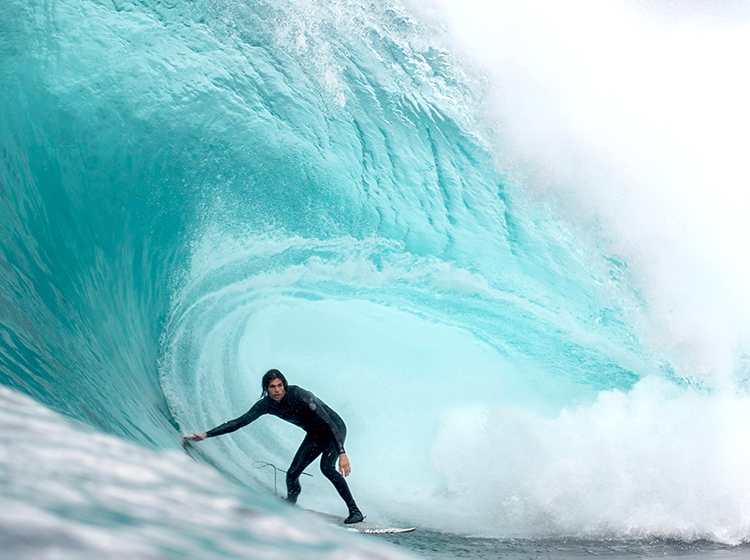 Riding the waves of Sydney | Photo by Jose Garcia in Pexels