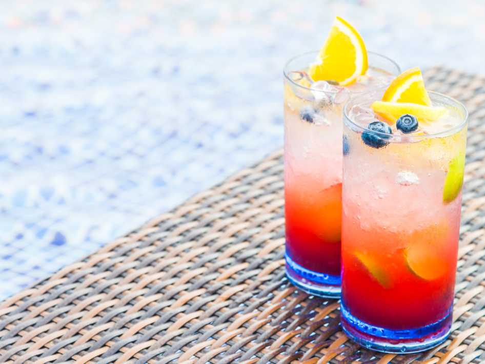 <p>ハッピーアワーを活用して、プールのそばでスタイリッシュに。爽快なノンアルコール飲料を飲みながら、当店限定の「1杯購入で1杯無料」キャンペーンをお楽しみください。 </p>
<p>瓶ビールまたは缶ビールが25％割引でお楽しみいただけます。長い一日の後のご自分へのご褒美に最高です。<br />
<br />
</p>
<p>毎日（17:00～19:00） <br />
</p>
