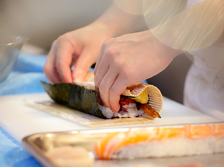 making sushi roll bamboo mat