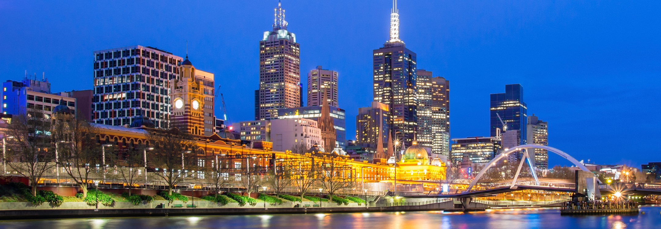 night view of the yarra river and melbourne skyline