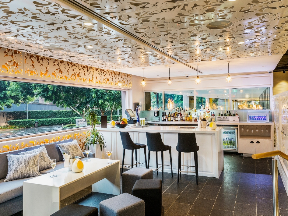 <p><span>ABODE Bistro. 休闲酒吧是举办时尚、私密、精致庆典的理想场所。这家休闲酒吧不仅拥有现代的室内装饰，还提供了美味的菜单和丰富的饮品选择。<br>
</span></p>
<p>&nbsp;</p>
